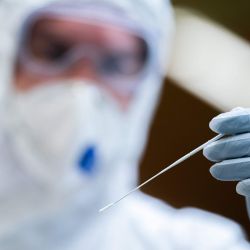Un médico que usa PPE (equipo de protección personal) sostiene una varilla de prueba para una prueba de antígeno Covid-19, en Korneuburg, Austria, durante un evento de medios de demostración de una línea de prueba de Coronavirus. | Foto:GEORG HOCHMUTH / APA / AFP
