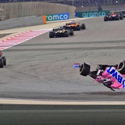 El piloto canadiense de Racing Point, Lance Stroll, se estrella durante el Gran Premio de Fórmula Uno de Bahrein en el Circuito Internacional de Bahrein en la ciudad de Sakhir. | Foto:Giuseppe Cacace / POOL / AFP
