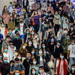 Los viajeros con mascarillas caminan en una estación de metro MTR en medio de la pandemia del coronavirus Covid-19 en Hong Kong. | Foto:Anthony Wallace / AFP