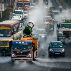 India, Nueva Delhi: una pistola anti-smog rocía agua atomizada en el aire para reducir la contaminación. | Foto:Pradeep Gaur / DPA