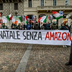 Italia, Milán: La gente sostiene una pancarta que dice  | Foto:Claudio Furlan / LaPresse vía ZUMA Press / DPA