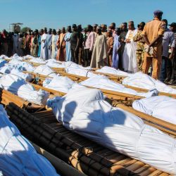 Los dolientes asisten al funeral de 43 trabajadores agrícolas en Zabarmari, a unos 20 km de Maiduguri, Nigeria, después de que fueran asesinados por combatientes de Boko Haram en campos de arroz cerca de la aldea de Koshobe. | Foto:AFP