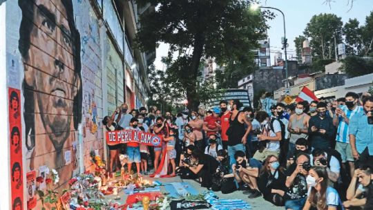 Ofrendas. El estadio de Argentinos Juniors, en La Paternal, fue la primera casa de Maradona en el fútbol. También se convirtió en uno de los primeros altares luego de su muerte.
