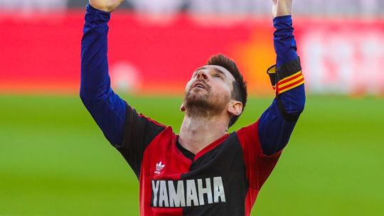 LIONEL MESSI METIÓ UN GOLAZO Y SE LO DEDICÓ A MARADONA CON LA CAMISETA DE NEWELL'S. //@FCBARCELONA