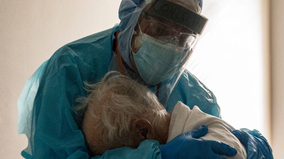 Médico en EEUU abraza paciente