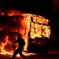 Manifestantes incendiaron un autobús durante una protesta exigiendo la renuncia del presidente guatemalteco Alejandro Giammattei, en la Ciudad de Guatemala. | Foto:Johan Ordonez / AFP