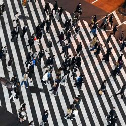 Los peatones cruzan una calle en el área de Shinjuku de Tokio, cuando la ciudad informó 418 nuevas infecciones del coronavirus Covid-19. | Foto:Charly Triballeau / AFP