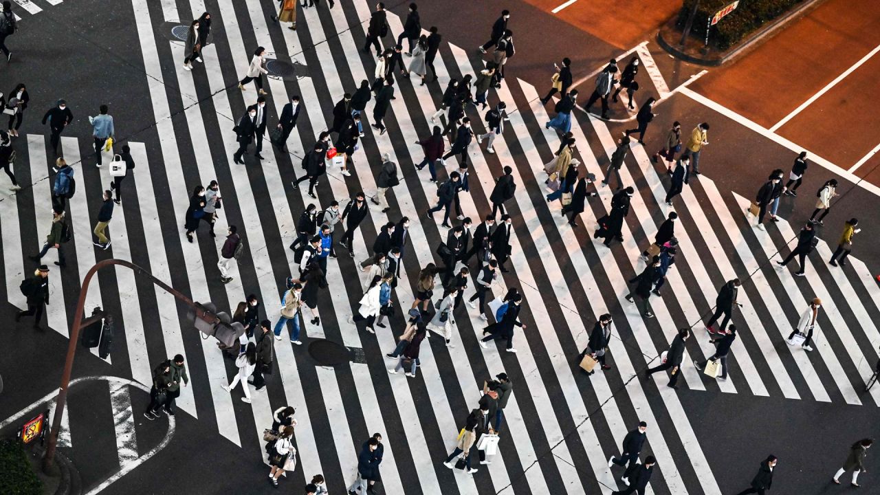 Los peatones cruzan una calle en el área de Shinjuku de Tokio, cuando la ciudad informó 418 nuevas infecciones del coronavirus Covid-19. | Foto:Charly Triballeau / AFP