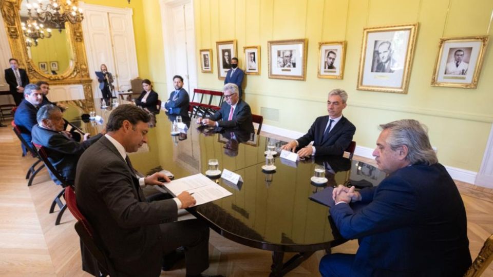 Alberto Fernández junto a los Eurnekián acordaron extender la concesión de Aeropuertos Argentina 2000.