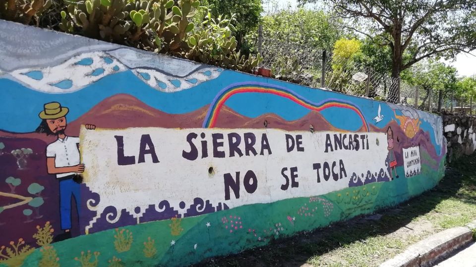 Mural pintado por la Asamblea de Ancasti Por La Vida en Anquincila, Catamarca, en alerta por el cuidado del agua, a raíz del avance de la extracción de litio.