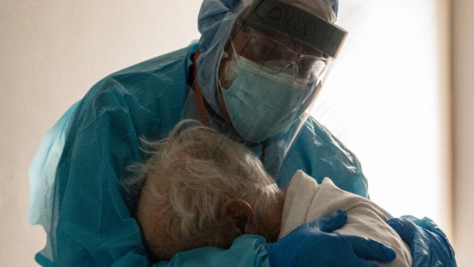 Médico en EEUU abraza paciente