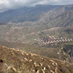 Las ovejas pastan en la zona montañosa a las afueras de la aldea de Aghavno en el distrito de Lachin. - Armenia entregará el distrito de Lachin a Azerbaiyán como parte de un acuerdo de paz que puso fin a seis semanas de lucha por la ruptura. región de Nagorno-Karabaj. | Foto:Karen Minasyan / AFP