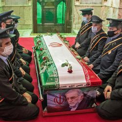 Miembros de las fuerzas iraníes rezan alrededor del ataúd del científico nuclear asesinado Mohsen Fakhrizadeh durante la ceremonia de entierro en el santuario Imamzadeh Saleh en el norte de Teherán. | Foto:HAMED MALEKPOUR / TASNIM NEWS / AFP