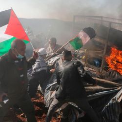 Los manifestantes palestinos incendian un remolque perteneciente a colonos israelíes durante una manifestación contra la expansión de los asentamientos en la ciudad ocupada de Salfit, en Cisjordania, cerca del asentamiento israelí de Ariel. | Foto:Jaafar Ashtiyeh / AFP