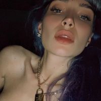 El jugado topless de Brenda Asnicar desde la cama de su casa