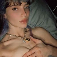 El jugado topless de Brenda Asnicar desde la cama de su casa
