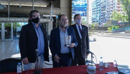 Jorge Coscia con el premio Rosa de Cobre