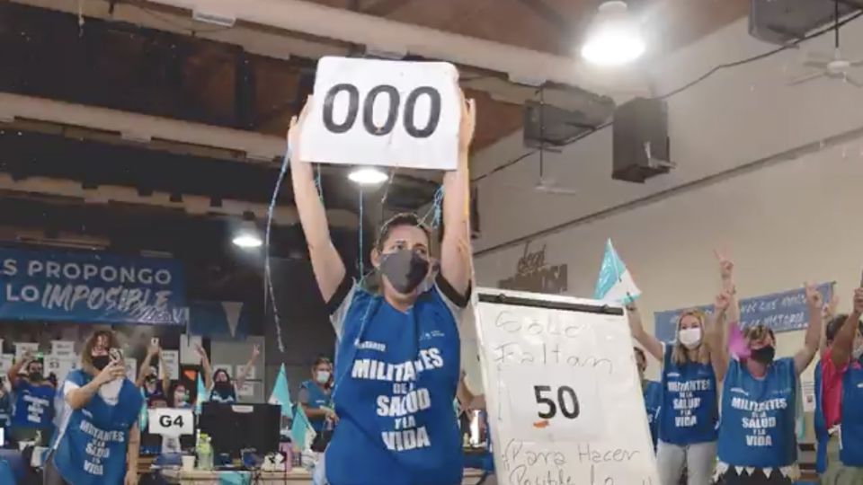 Empleados gubernamentales celebran que no hay más varados en Formosa.
