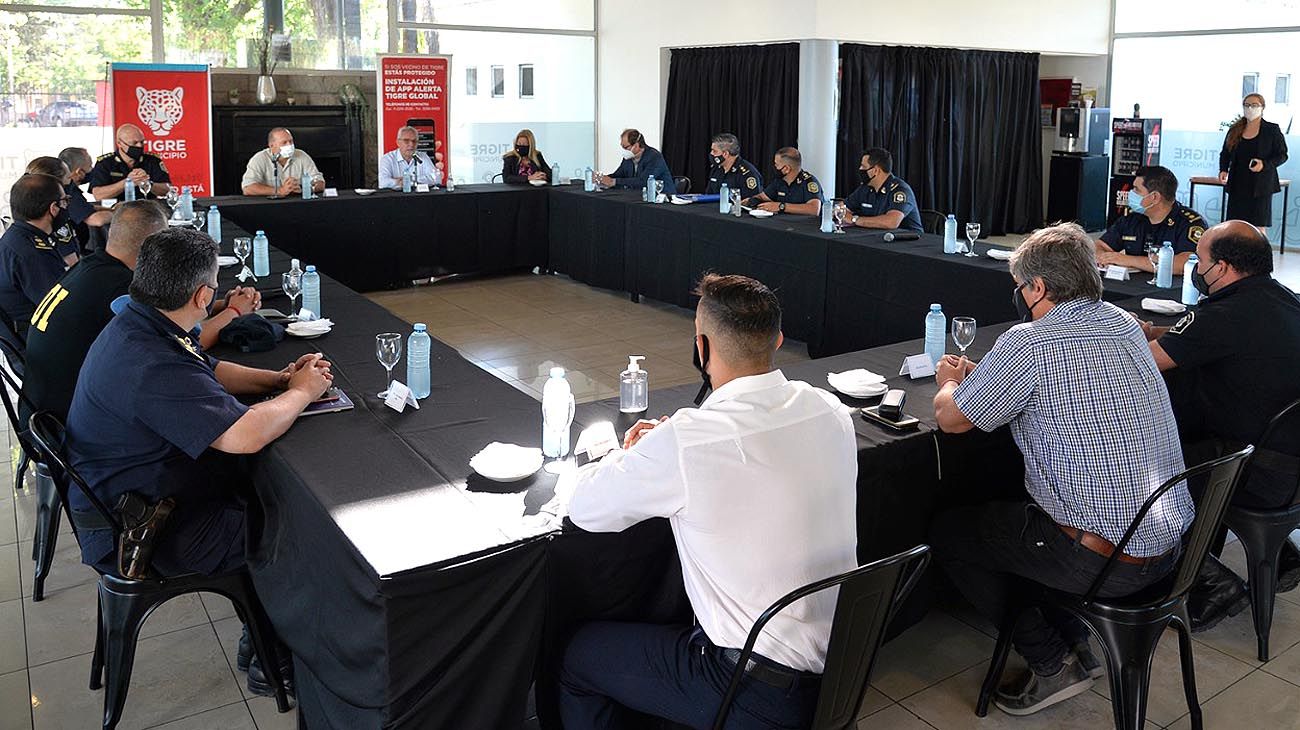 En el Centro de Operaciones Tigre (COT), el intendente Julio Zamora se reunió con el ministro de Seguridad de la Provincia de Buenos Aires, Sergio Berni y comisarias y comisarios del distrito.