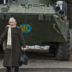 Margarita Khanaghyan, de 81 años, pasa junto a un APC de la fuerza de mantenimiento de la paz rusa en la ciudad de Lachin, después de seis semanas de enfrentamientos entre Armenia y Azerbaiyán por la disputada región de Nagorno-Karabaj. | Foto:Karen Minasyan / AFP