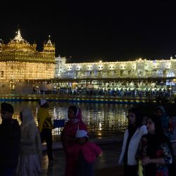 Los devotos sij visitan el Templo Dorado iluminado en la víspera del 551 aniversario del nacimiento del fundador del sijismo Sri Guru Nanak Dev, en Amritsar. | Foto:Narinder Nanu / AFP