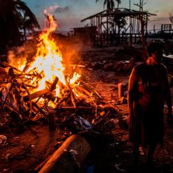 Personas queman escombros de sus casas en Bilwi, en la Región Autónoma del Caribe Norte, Nicaragua, días después del paso del huracán Iota. | Foto:Inti Ocon / AFP