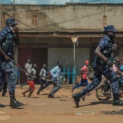 La policía de Uganda dispersa a las multitudes en la ciudad de Kayunga mientras se reúnen para dar la bienvenida al músico convertido en político ugandés Robert Kyagulanyi, también conocido como Bobi Wine. | Foto:Sumy Sadurni / AFP