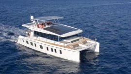 Sus catamaranes son eléctricos y se alimentan de la energía solar que recogen de los enormes paneles solares ubicados sobre la cubierta.