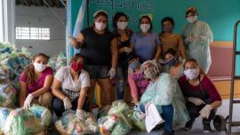 Un grupo de voluntarias armando los bolsones