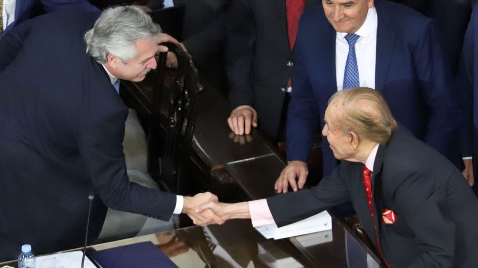Alberto Fernandez saluda al ex presidente y Carlos Menem 20201202