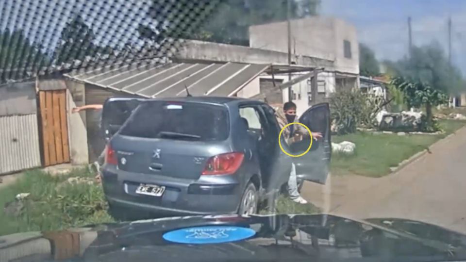 El auto en el que escapaban los delincuentes chocó en medio de la persecución.