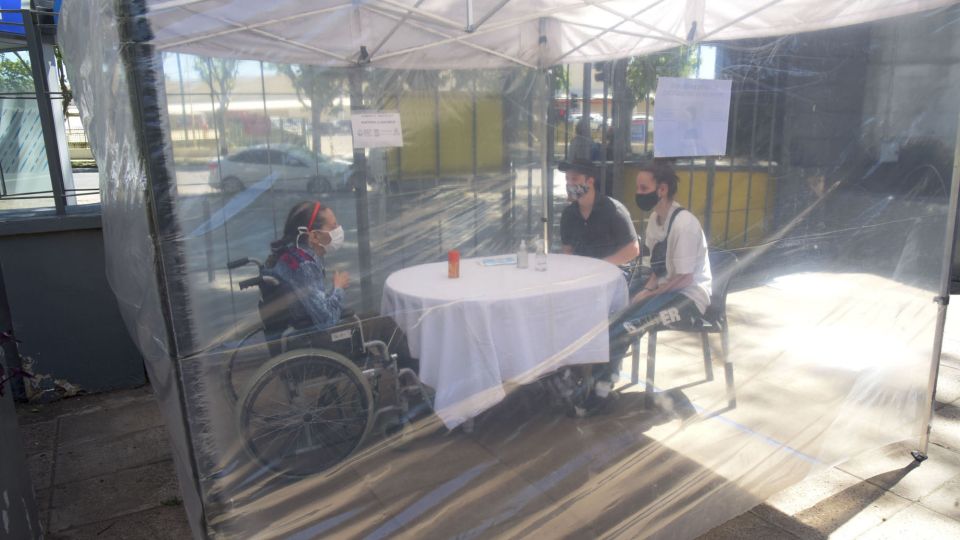 Las nuevas visitas a los hogares de adultos mayores.