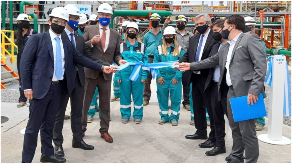 Alberto Fernández, Kicillof y funcionarios de YPF en la inauguración de La Plata Cogeneración II (LPC II), una central térmica de generación de energía de la petrolera estatal.