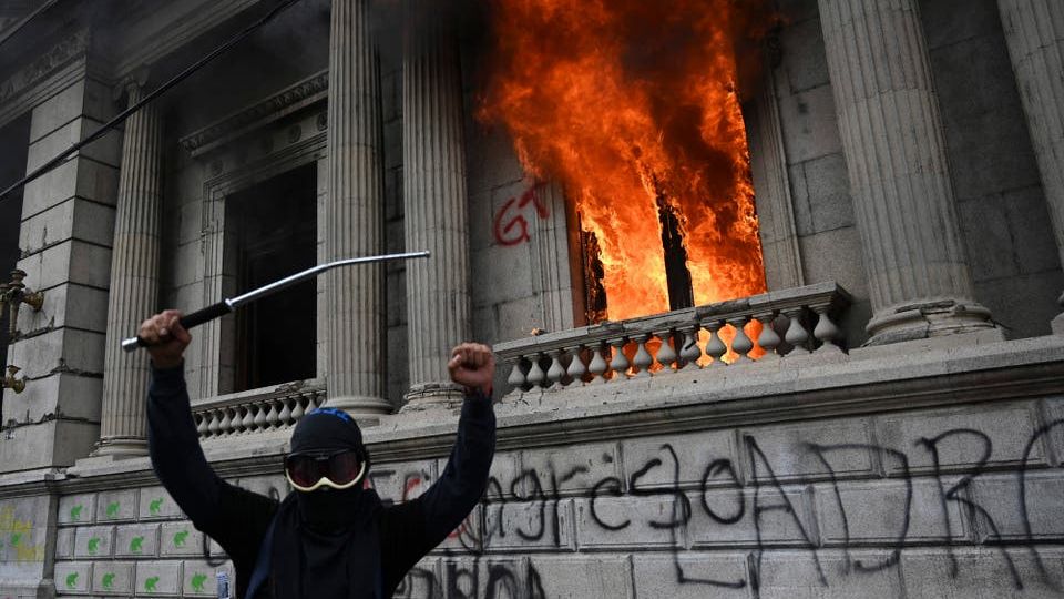 Tensión. Los manifestantes incendian el Congreso de Guatemala