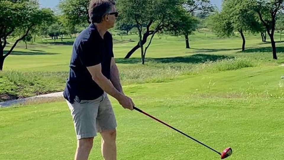 Mauricio Macri juega golf