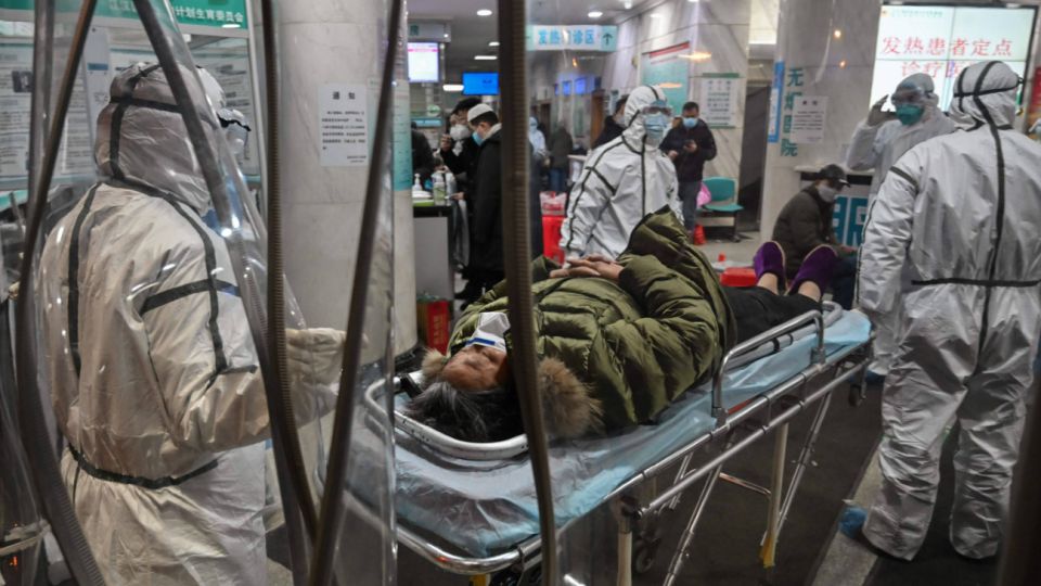 Los primeros casos fueron diagnosticados en Wuhan hace un año, cosa que es negada por China, antes de que la enfermedad se propagara en Asia y luego por el resto del mundo.