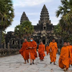 Monjes budistas caminan por el recinto del templo de Angkor Wat en la provincia de Siem Reap. | Foto:Tang Chhin Sothy / AFP
