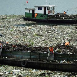 Los trabajadores retiran la basura del río Yangtze en Yichang, en la provincia de Hubei, en el centro de China. | Foto:STR / AFP