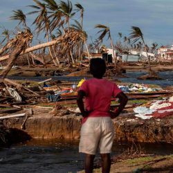 Una mujer observa la destrucción en Haulover, una comunidad a 41 km al sur de Bilwi, en la Región Autónoma del Caribe Norte, Nicaragua, días después del paso del huracán Iota. | Foto:Inti Ocon / AFP