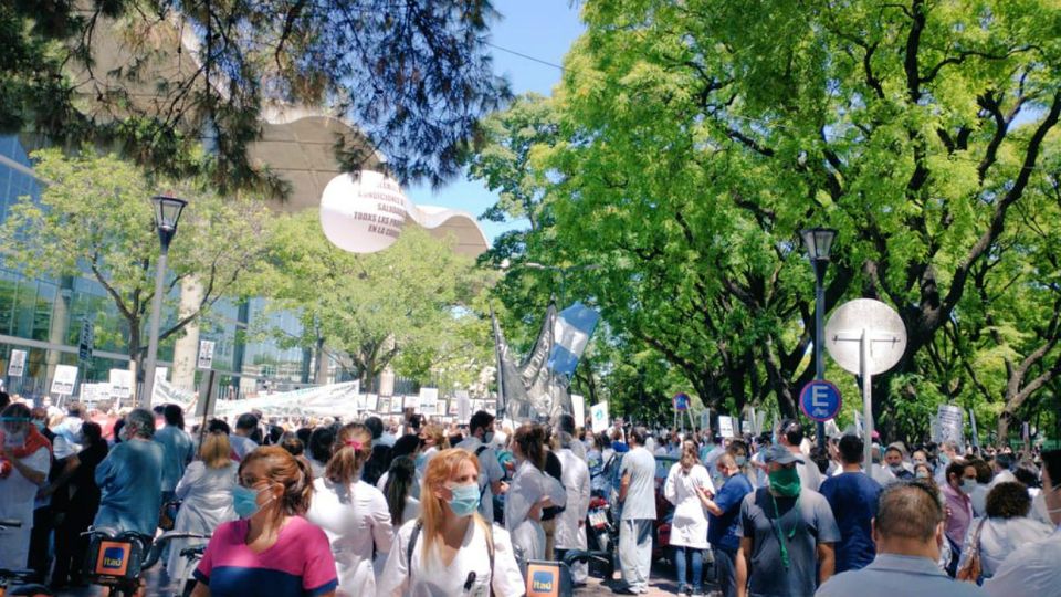 Protesta de médicos en reclamo por mejoras salariales.