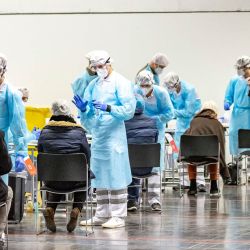 Los trabajadores de la salud con ropa protectora realizan pruebas con hisopos de personas en el recinto ferial de Innsbruck, Austria, ya que las pruebas masivas de coronavirus comenzaron en los estados de Vorarlberg y Tirol, así como en la capital, Viena. | Foto:Johann Groder / AFP