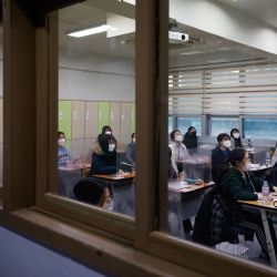 Los estudiantes esperan el inicio de un examen de ingreso a la universidad en medio de la pandemia del coronavirus COVID-19 en una sala de exámenes en Seúl. | Foto:KIM HONG-JI / POOL / AFP