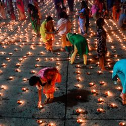 Los devotos hindúes encienden lámparas de aceite tradicionales para celebrar Dev-Diwali en las orillas del río sagrado Ganges en Calcuta. | Foto:Dibyangshu Sarkar / AFP