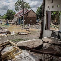 Indonesia, Medan: los residentes inspeccionan sus casas dañadas que fueron arrasadas por las inundaciones después de que el río cercano sobrevolara. | Foto:Albert Ivan Damanik / ZUMA Wire / DPA