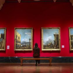 Inglaterra, Londres: una mujer mira pinturas del artista italiano Canaletto durante una vista previa para la prensa de  | Foto:Steve Parsons / PA Wire / DPA