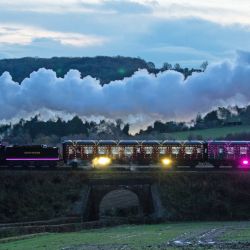 Inglaterra, New Alresford: la locomotora de vapor 506 de la clase S15 tira del primer tren LED digital del mundo, mientras se desplaza desde la estación Alresford hasta la estación Ropley. | Foto:Andrew Matthews / PA Wire / DPA