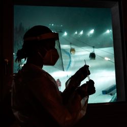 Una enfermera realiza una prueba de hisopo en la posición de prueba Covid organizada por la Federación Internacional de Esquí (FIS) en la víspera de su evento de la Copa del Mundo en Santa Caterina Valfurva, en el norte de Italia. | Foto:Marco Bertorello / AFP