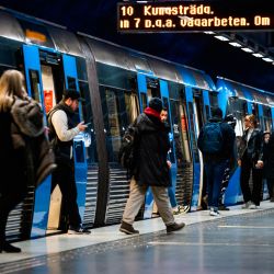 Los viajeros diarios llegan con el metro a la estación central de Estocolmo, durante la pandemia del nuevo coronavirus COVID-19. | Foto:Jonathan Nackstrand / AFP