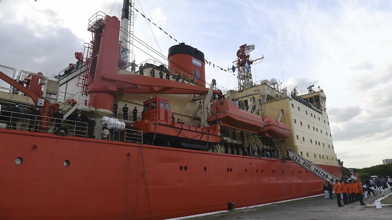 Dieron inicio a la Campaña Antártica de Verano 2020-2021. Rompehielos ARA Almirante Irízar.