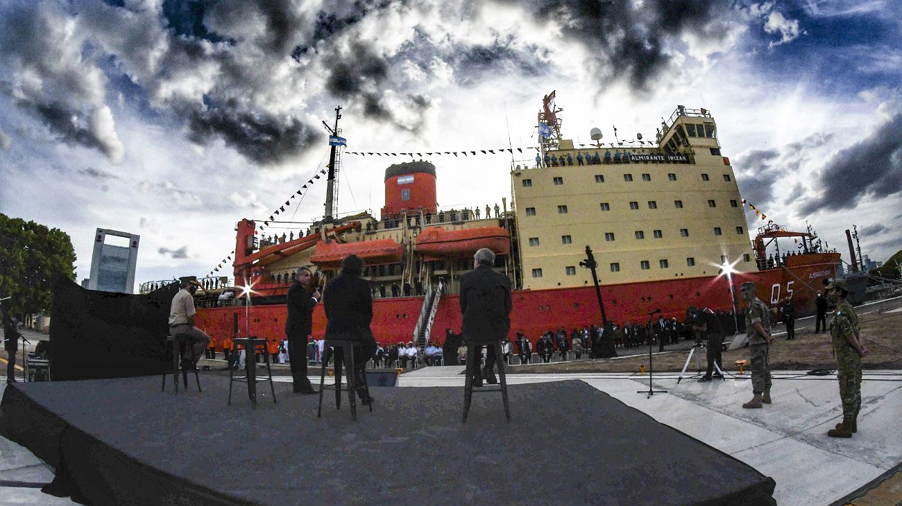 Dieron inicio a la Campaña Antártica de Verano 2020-2021. Rompehielos ARA Almirante Irízar.